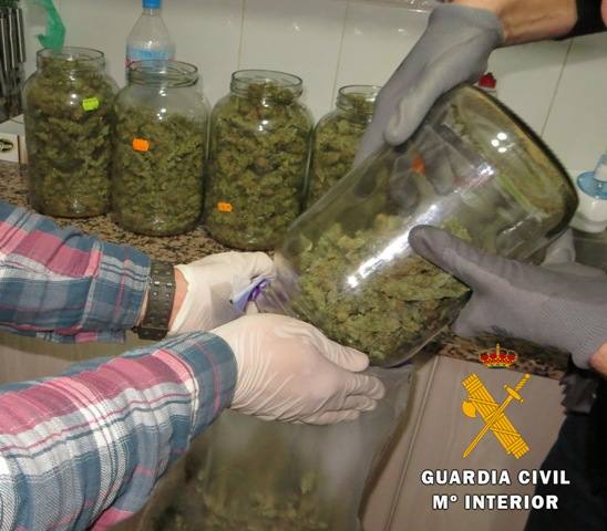 La Guardia Civil detiene a 13 personas y desmantela tres laboratorios de drogas en Villena y Alpera