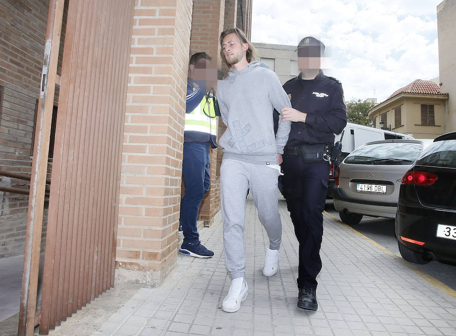 Fotos de los jugadores y entrenadores del Eldense entrando en los juzgados