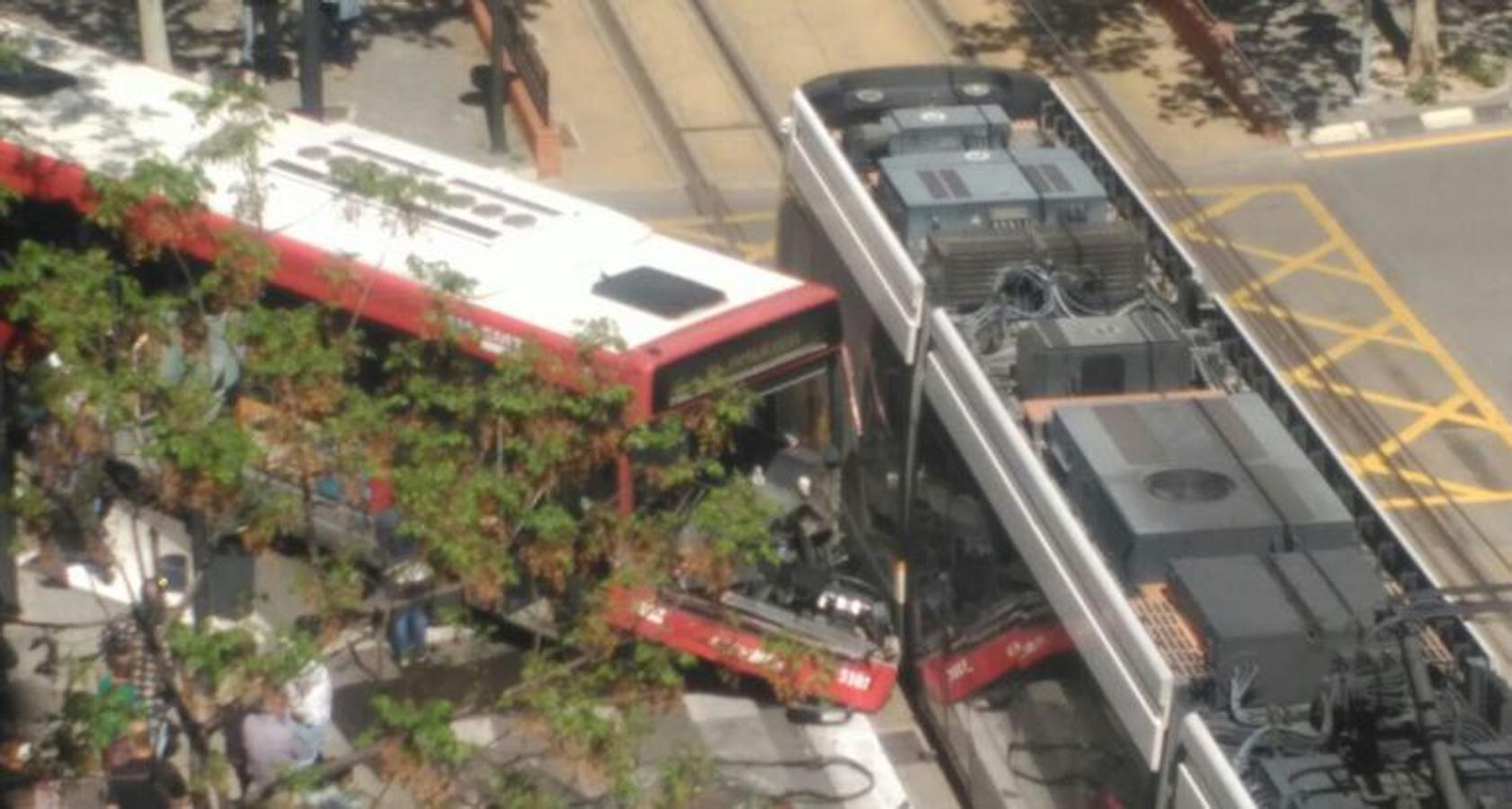 Un autobús choca contra un tranvía en Valencia