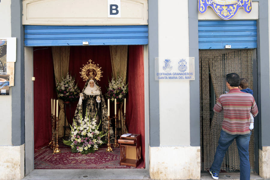 Fotos de las imágenes de la Semana Santa Marinera en casas, casales y el Mercado del Cabanyal