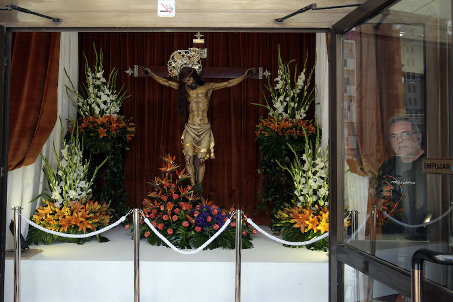 Fotos de las imágenes de la Semana Santa Marinera en casas, casales y el Mercado del Cabanyal