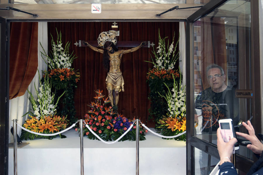 Fotos de las imágenes de la Semana Santa Marinera en casas, casales y el Mercado del Cabanyal