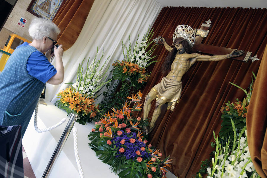 Fotos de las imágenes de la Semana Santa Marinera en casas, casales y el Mercado del Cabanyal