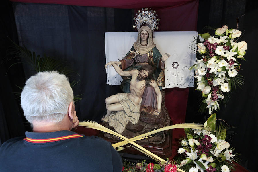 Fotos de las imágenes de la Semana Santa Marinera en casas, casales y el Mercado del Cabanyal