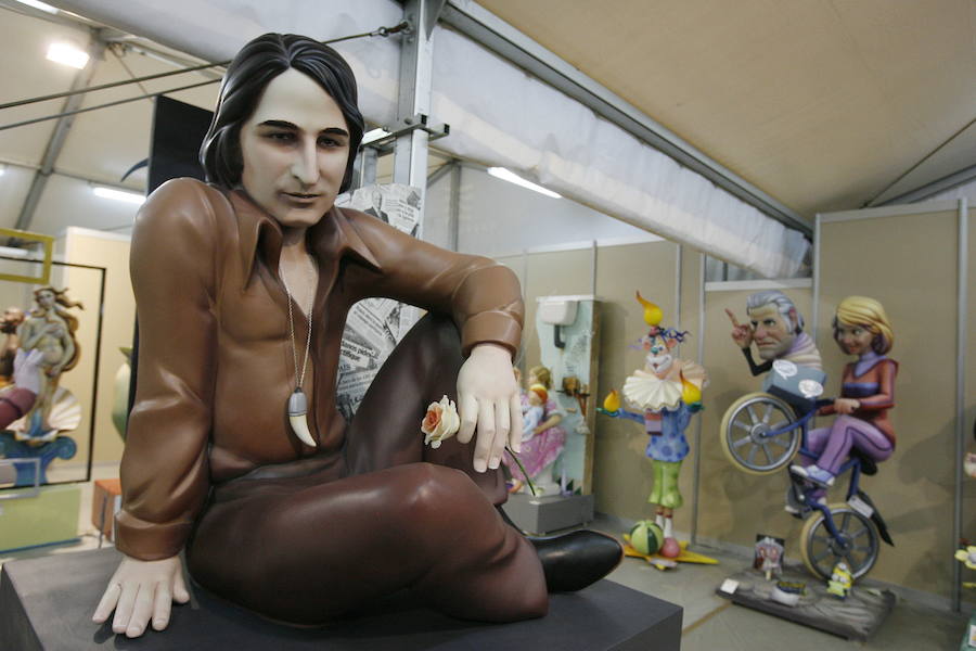 Ninot con la imagen de Nino Bravo en las Fallas de Valencia 2014.