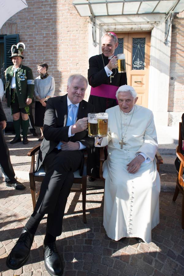 Fotos de la fiesta bávara por el 90 cumpleaños de Benedicto XVI