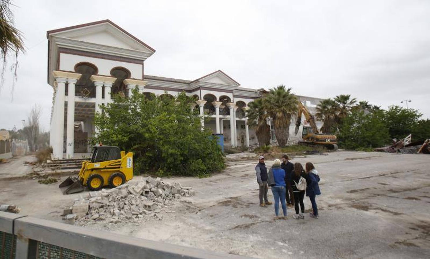 Fotos de la demolición de la antigua discoteca Arabesco en San Antonio de Benagéber