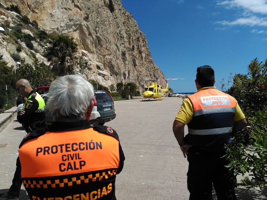 Fotos del rescate de un escalador en el peñón de Ifach