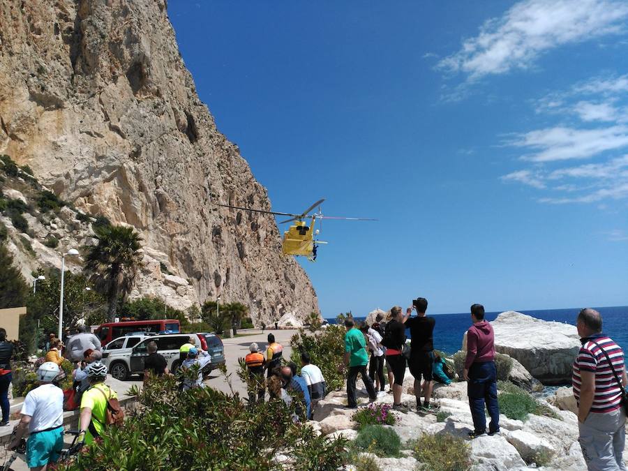 Fotos del rescate de un escalador en el peñón de Ifach