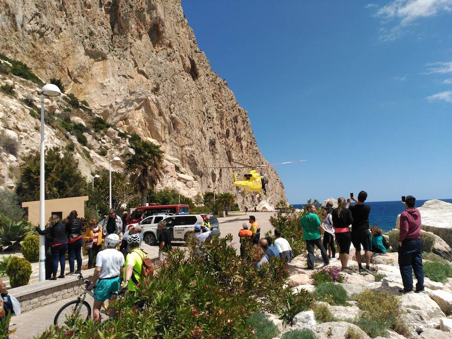 Fotos del rescate de un escalador en el peñón de Ifach