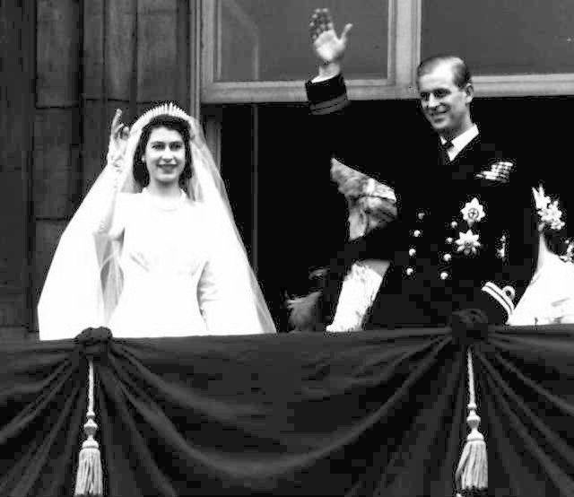 La reina Isabel II de Inglaterra y su marido, el príncipe Felipe, saludan desde el balcón de Buckingham, tras contraer matrimonio el 20 de noviembre de 1947.