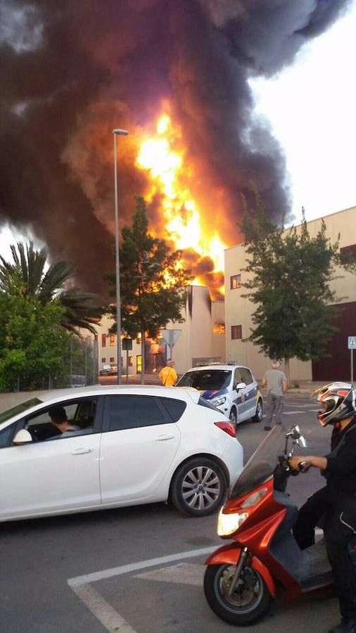 Fotos del incendio de una fábrica de caucho en Santa Pola