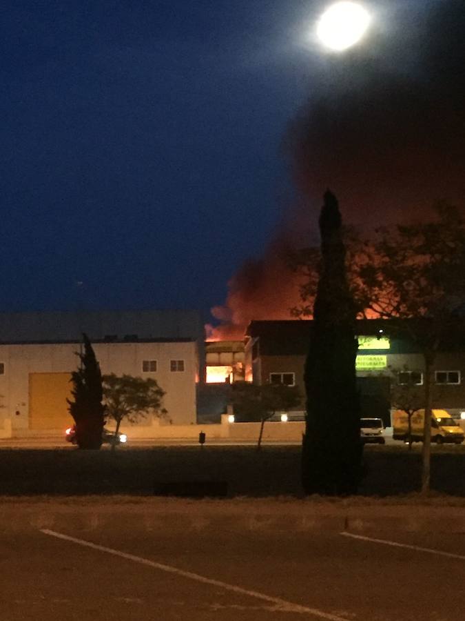 Fotos del incendio de una fábrica de caucho en Santa Pola
