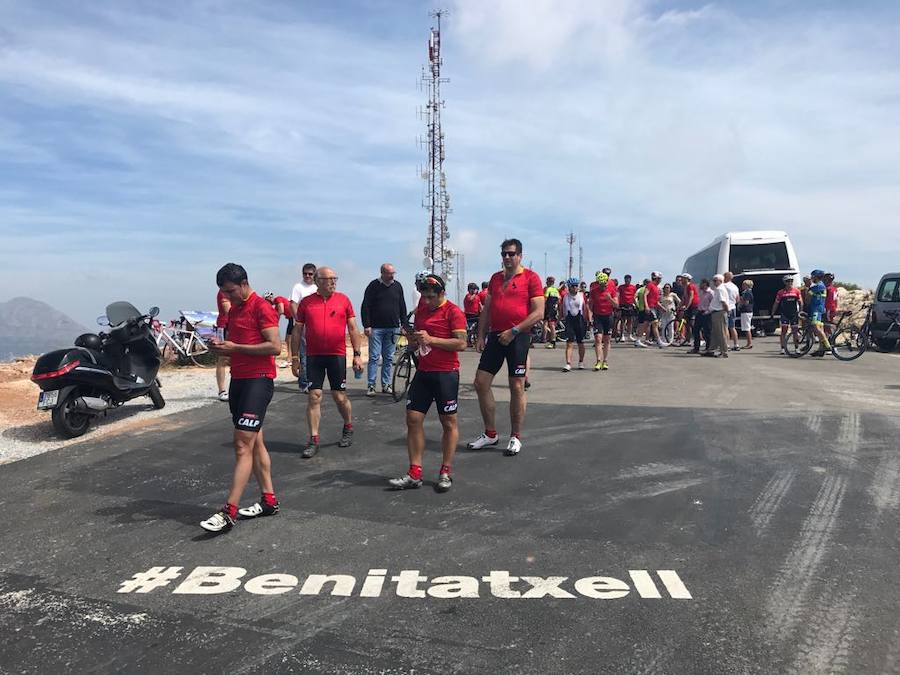 Indurain, Perico Delgado y Óscar Pereiro rinden homenaje a los ciclistas de Xàbia que murieron en Oliva