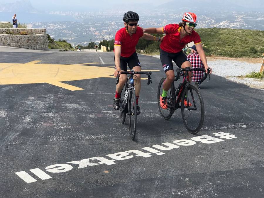 Indurain, Perico Delgado y Óscar Pereiro rinden homenaje a los ciclistas de Xàbia que murieron en Oliva