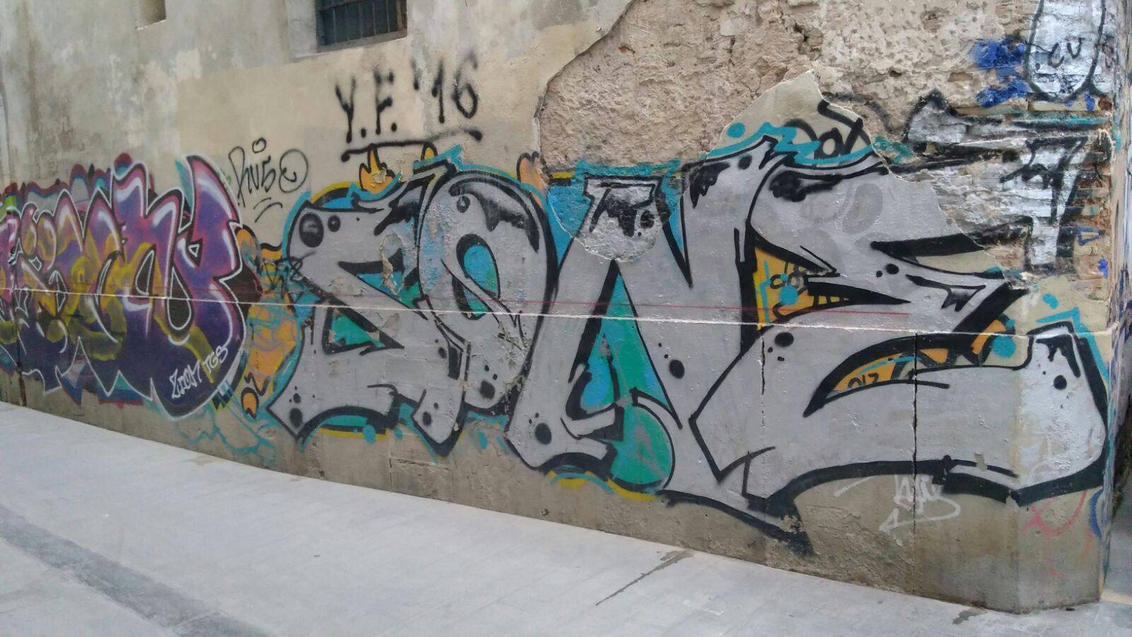 Fotos de los &#039;grafitis&#039; y pintadas en edificios del Carmen