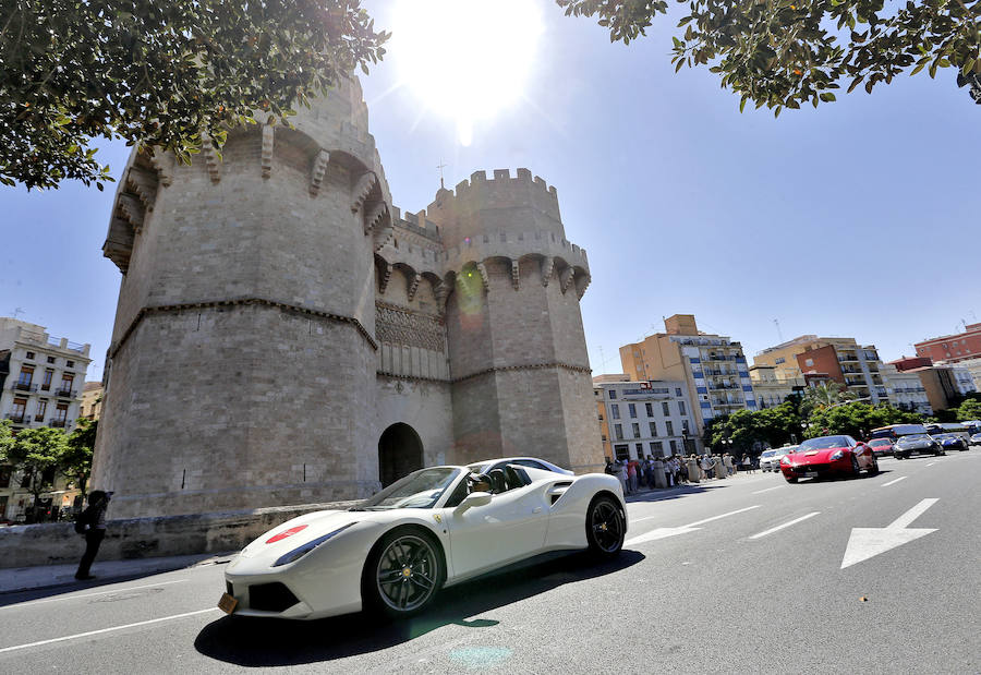 Fotos del desfile de Ferrari en Valencia