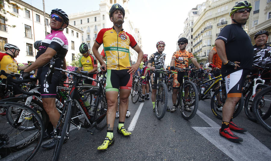 Fotos de la marcha ciclista en Valencia para pedir más protección y evitar atropellos