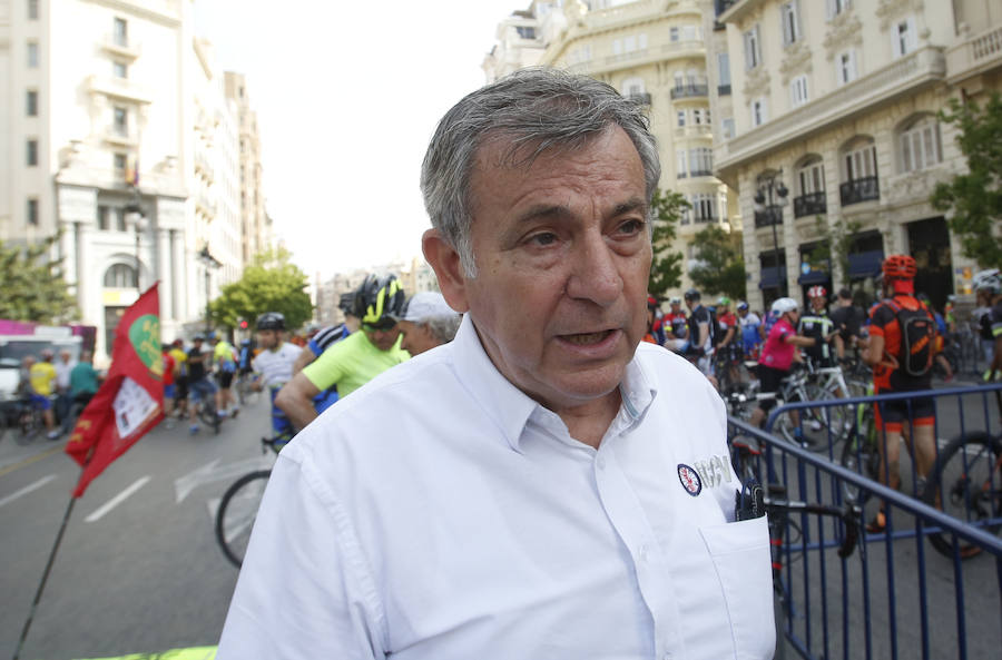 Fotos de la marcha ciclista en Valencia para pedir más protección y evitar atropellos