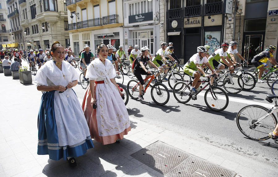 Fotos de la marcha ciclista en Valencia para pedir más protección y evitar atropellos