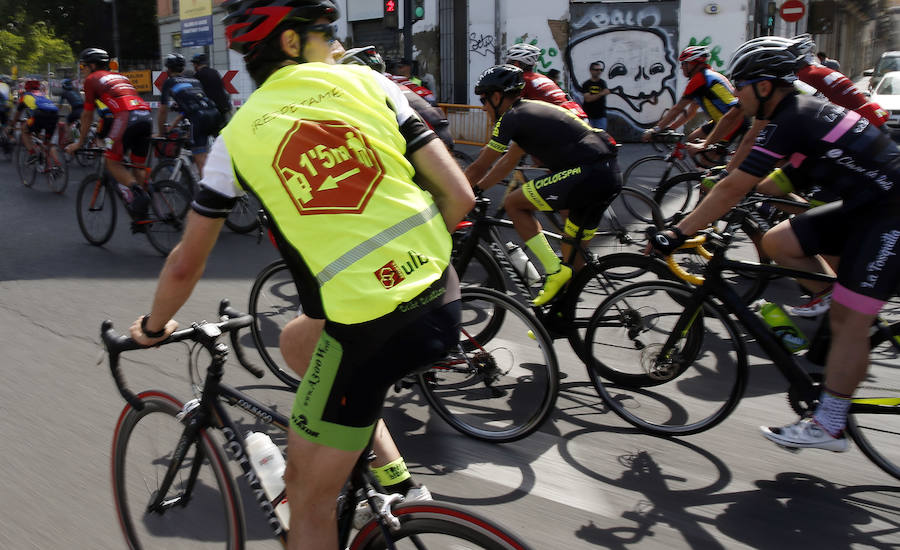 Fotos de la marcha ciclista en Valencia para pedir más protección y evitar atropellos