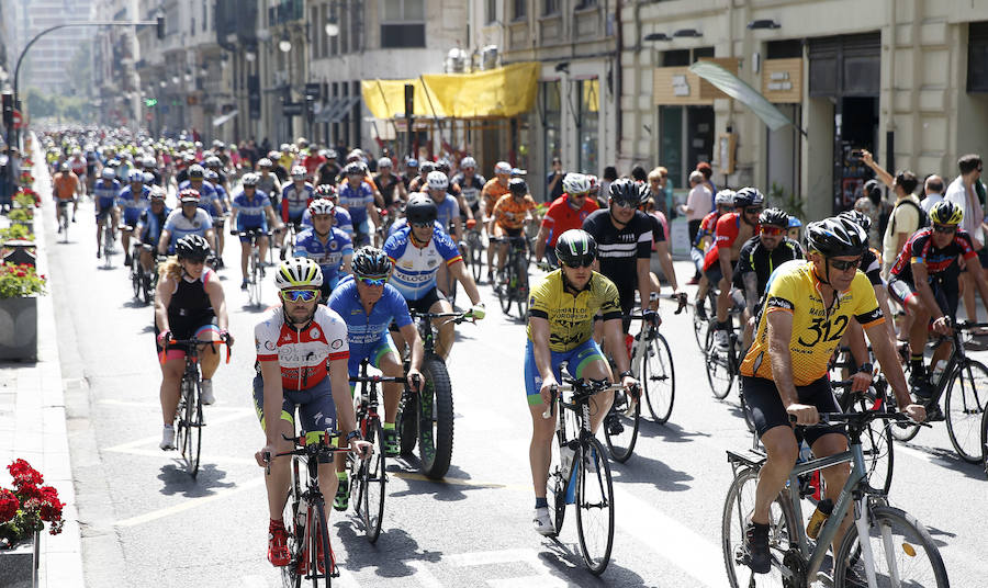 Fotos de la marcha ciclista en Valencia para pedir más protección y evitar atropellos