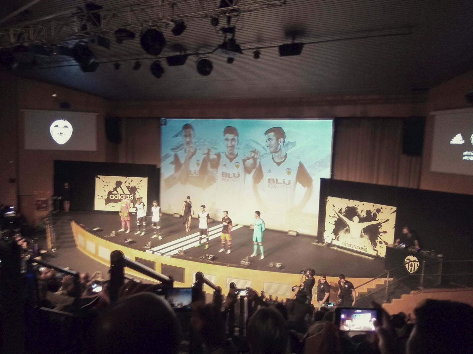 Fotos de la presentación de las camisetas del Valencia CF