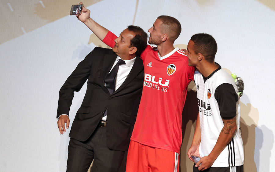 Fotos de la presentación de las camisetas del Valencia CF