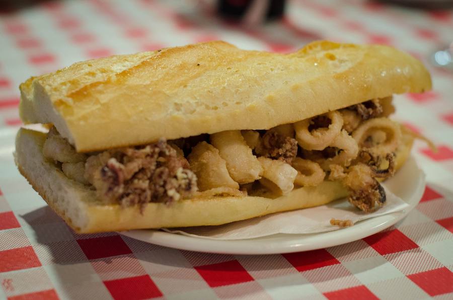 Bocadillo de calamares, el típico de La Piulà.