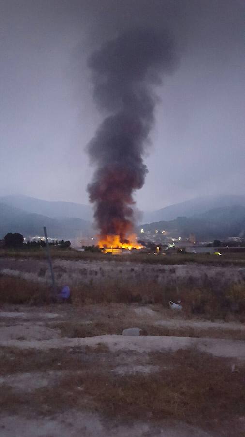 Fotos del incendio de una fábrica de ataúdes en Moixent (Valencia)