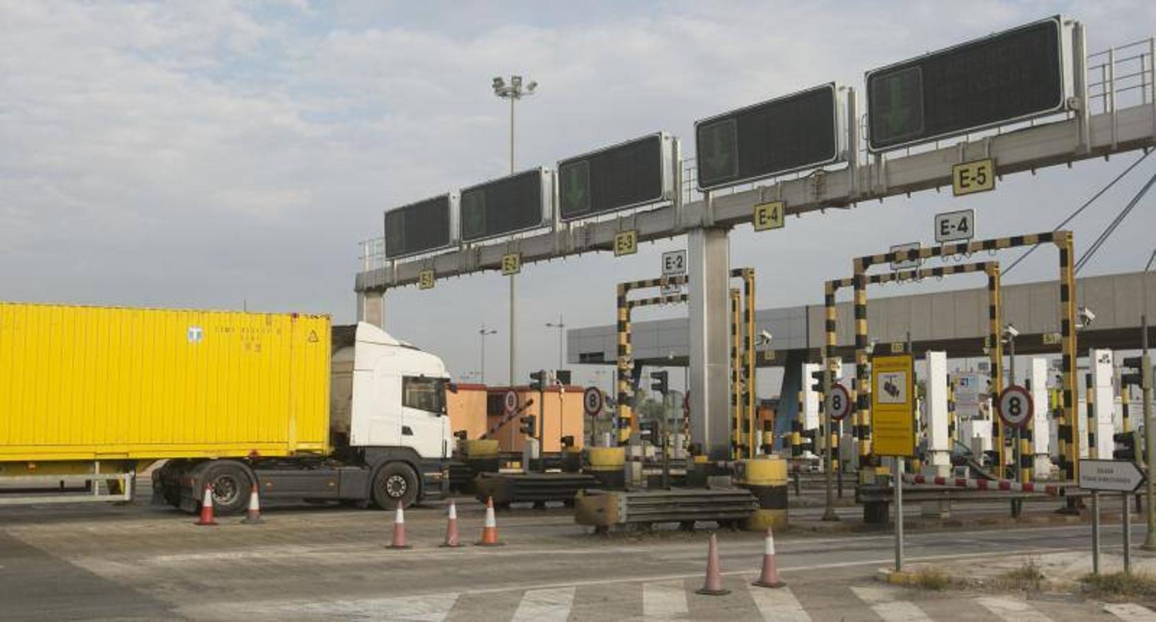 Fotos del Puerto de Valencia, paralizado por la asamblea de estibadores