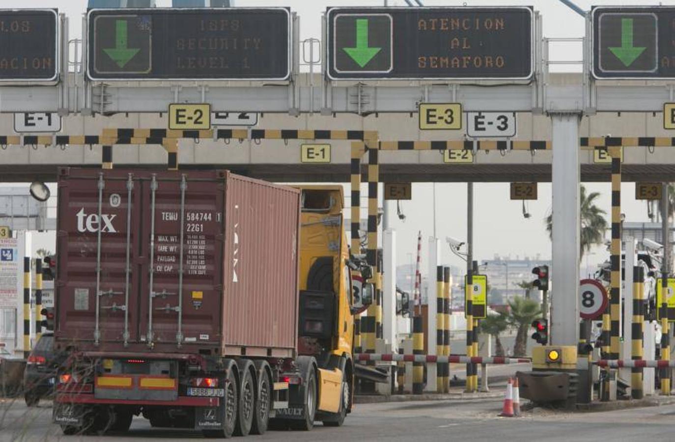 Fotos del Puerto de Valencia, paralizado por la asamblea de estibadores