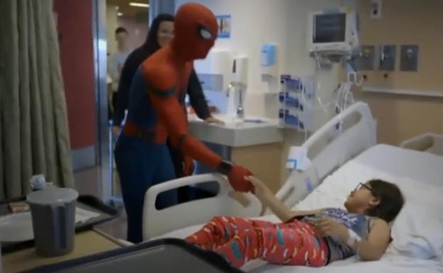 Spider-Man sorprende a los niños enfermos de un hospital | Las Provincias