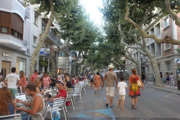 Decenas de turistas disfrutan de sus vacaciones en una de las céntricas calles del municipio de Dénia. 