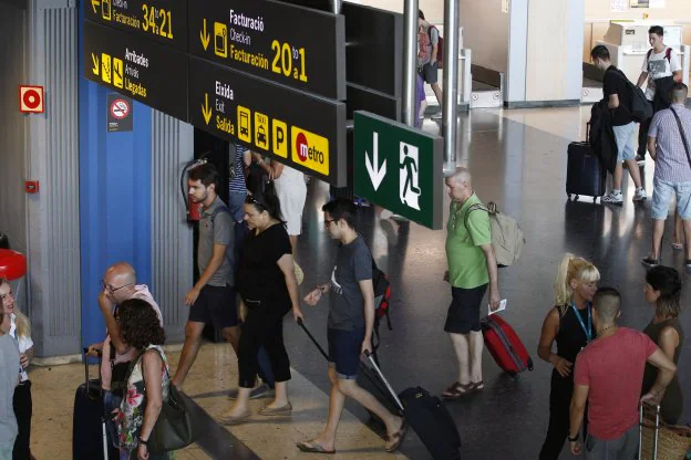 Turistas en el aeropuerto de Valencia. 