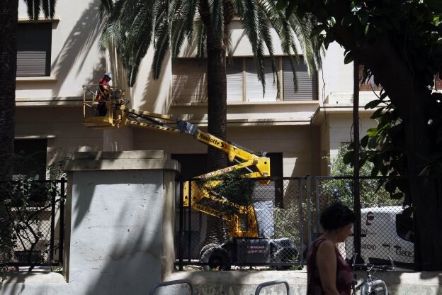 Un operario trabaja en la fachada del centro. 