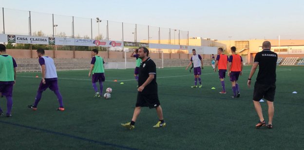 Sesión de entrenamiento de pretemporada de la UE Gandia en el estadio Guillermo Olagüe . 