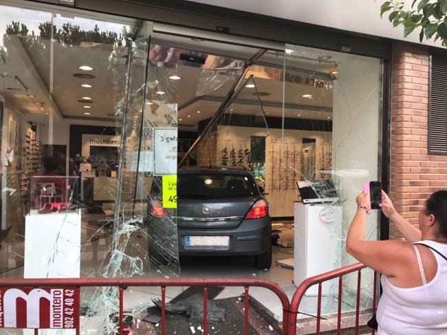 Fotos del choque en una óptica de Catarroja