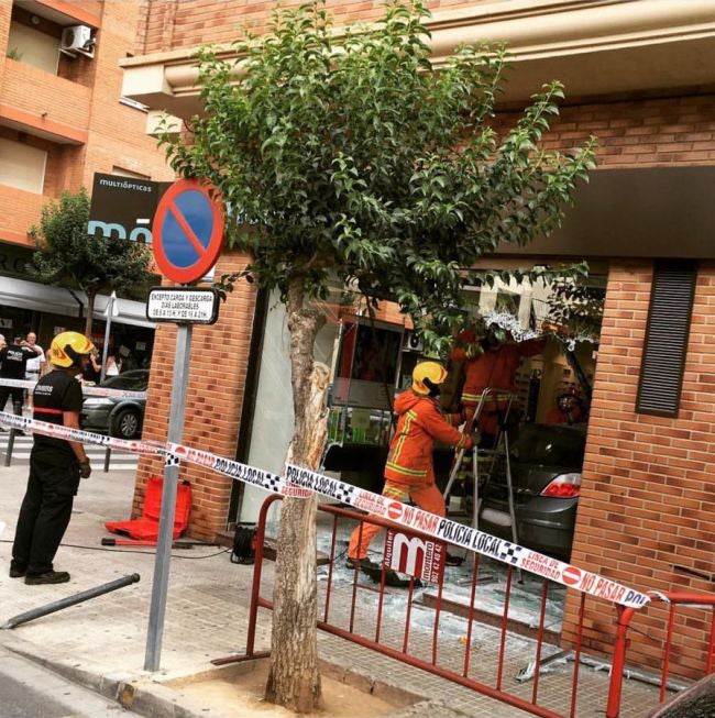Fotos del choque en una óptica de Catarroja