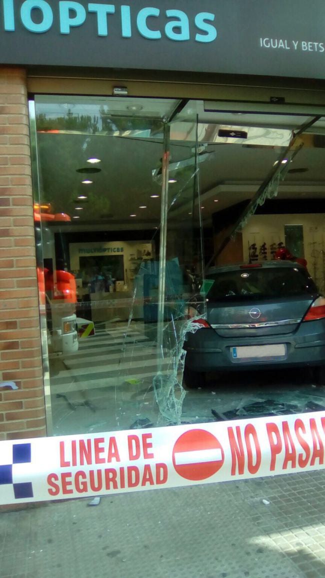 Fotos del choque en una óptica de Catarroja