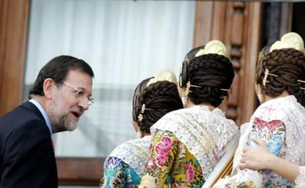 Varias falleras, junto a Mariano Rajoy, en una imagen de archivo.