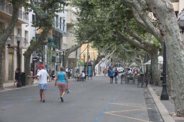 Vecinos y turistas pasean por una de las principales calles del núcleo urbano de Dénia. 