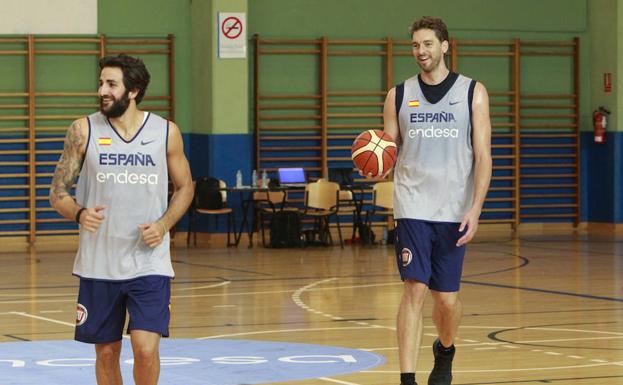 Pau Gasol junto a Ricky Rubio en un entrenamiento.