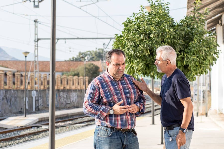 Los vecinos de la localidad malagueña siguen sin creer el caso de la pequeña tras conocer que una cámara de seguridad registró a la niña caminando sola sobre las vías del tren.