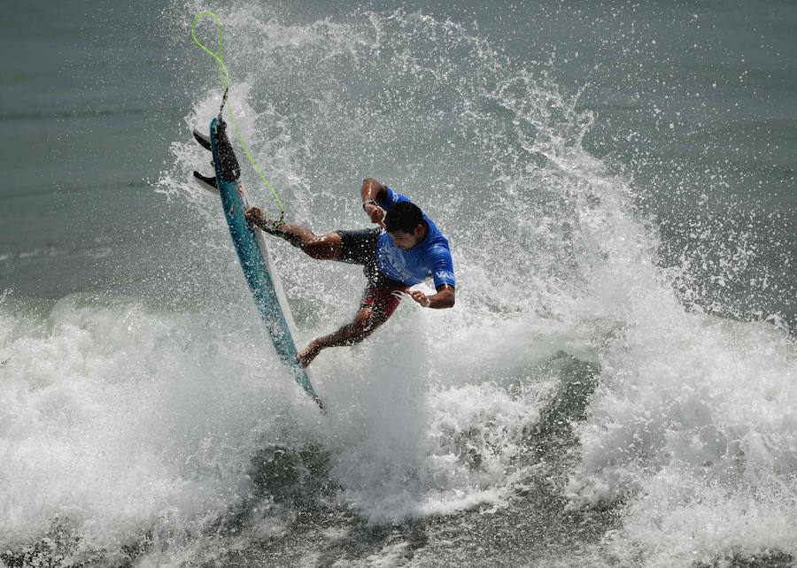 300 surferos de fama mundial se baten en la mayor competición de surf a nivel internacional en las playas de la ciudad estadounidense de Huntington