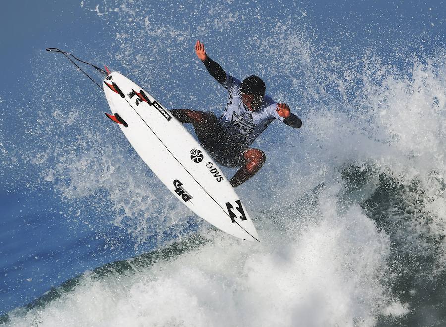 300 surferos de fama mundial se baten en la mayor competición de surf a nivel internacional en las playas de la ciudad estadounidense de Huntington