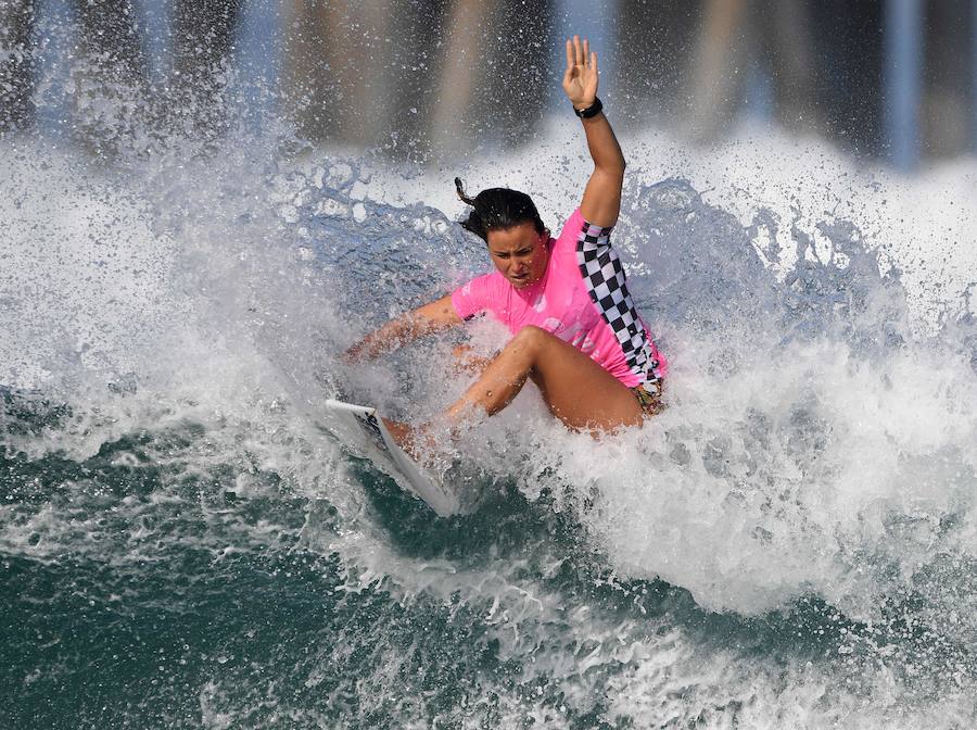 300 surferos de fama mundial se baten en la mayor competición de surf a nivel internacional en las playas de la ciudad estadounidense de Huntington