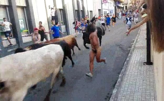 Corre desnudo en los bous al carrer de la Vall d'Uixó