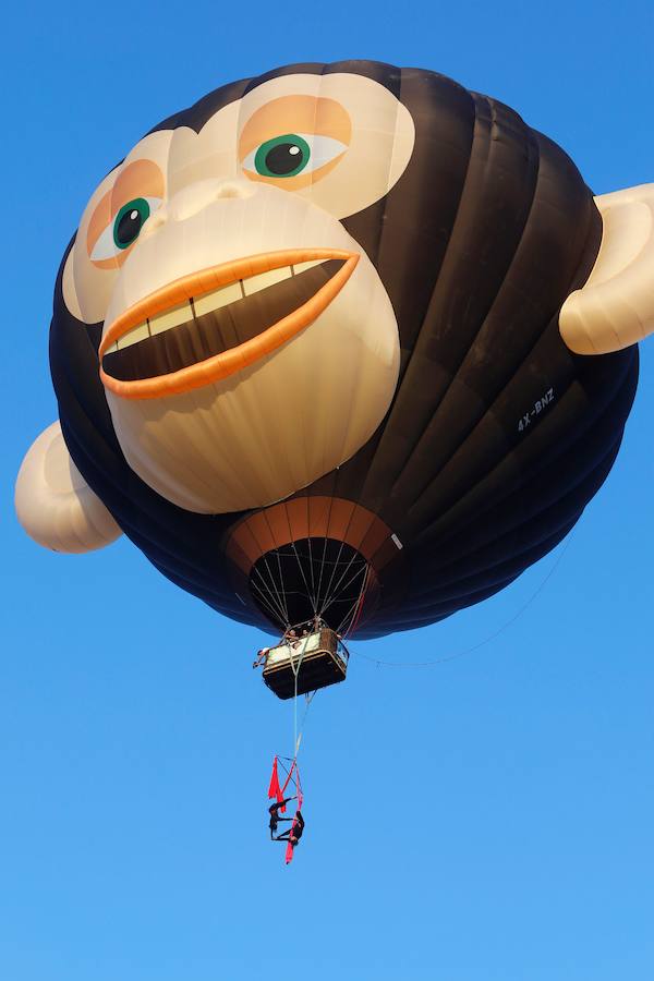 Miles de israelíes se reunen para ver la colorida exhibición de globos gigantes en el Festival del Globo de Aire Caliente de Gilboa cerca del Kibbutz Ein Harod, en el valle de Jezreel. 