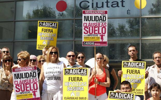 Protesta frente a la Ciudad de la Justicia. 